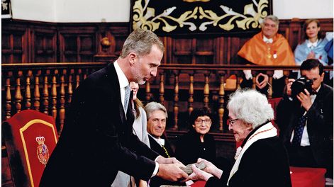 Búsqueda | Ida recibe el Premio Cervantes del rey de España. Foto: Estuario Editora