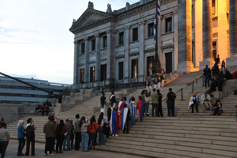 La gente hace fila frente al Palacio Legislativo para rendir homenaje al expresidente uruguayo José 