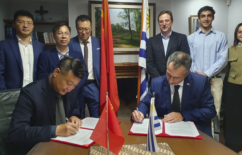 El momento de la firma del acuerdo entre la Cámara Nacional de Fertilizantes y Fitosantitarios (Canaffi) y la Asociación de la Industria de Protección de Cultivos de China