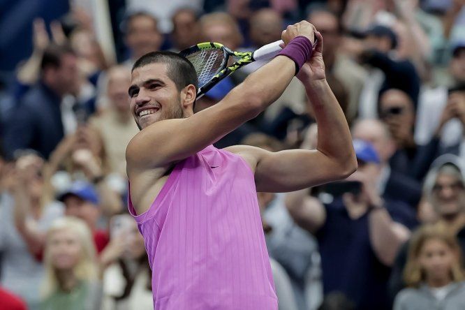 Carlos Alcaraz celebra tras ganar a Jannik Sinner en la final individual masculina del Abierto de Estados Unidos.