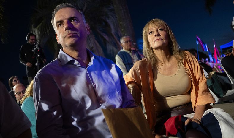 Yamandú Orsi y Carolina Cosse, durante la conmemoración del 53 aniversario del primer acto del Frente Amplio. Foto: Pablo Vignali / Adhoc.&nbsp;