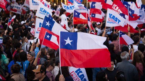 Simpatizantes del candidato a la Presidencia de Chile por el Partido Republicano y Social Cristiano, José Antonio Kast, asisten al cierre de campaña este jueves, en Temuco(Chile).