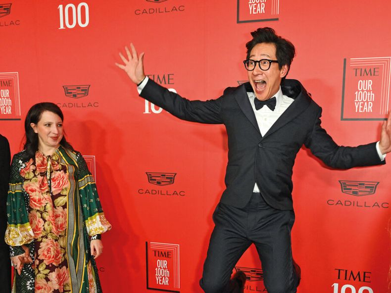 El actor vietnamita-estadounidense Ke Huy Quan celebró con un salto su elección como uno de los 110 más influyentes de la revista Time. Foto: Angela Weiss, AFP