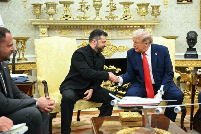 Volodímir Zelenski, y el presidente estadounidense, Donald Trump, se estrechan la mano durante una reunión en la Oficina Oval de la Casa Blanca en Washington, D.C., el 18 de agosto de 2025