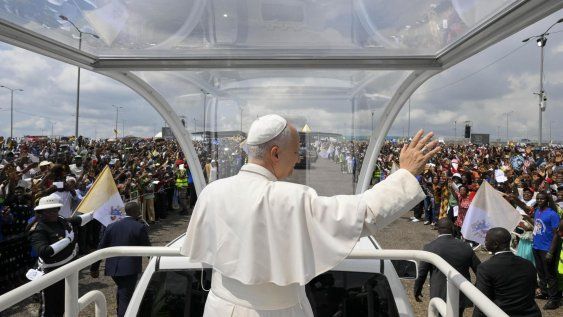 Una fotografía facilitada por Vatican Media muestra al Papa León XIV durante la Santa Misa en el Estadio Japoma de Douala, Camerún, el 17 de abril de 2026. El Papa León XIV se encuentra en un viaje apostólico a Camerún. Una fotografía facilitada por Vatican Media muestra al Papa León XIV durante la Santa Misa en el Estadio Japoma de Douala, Camerún, el 17 de abril de 2026. El Papa León XIV se encuentra en un viaje apostólico a Camerún.
