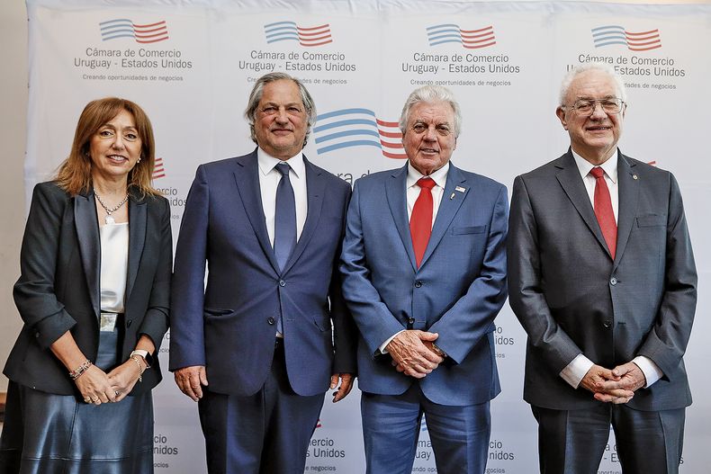 Directora ejecutiva de la CCUU Magdalena Aonzo, presidente de la CCUU Haroldo Espalter, embajador de Estados Unidos Lou Rinaldi y canciller Mario Lubetkin.