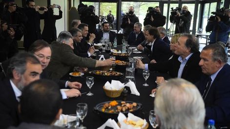 Lacalle Pou junto a los intendentes blancos