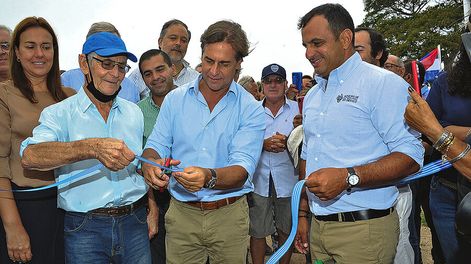 El presidente inaugurando un centro deportivo en Cerro Largo. Foto: Presidencia