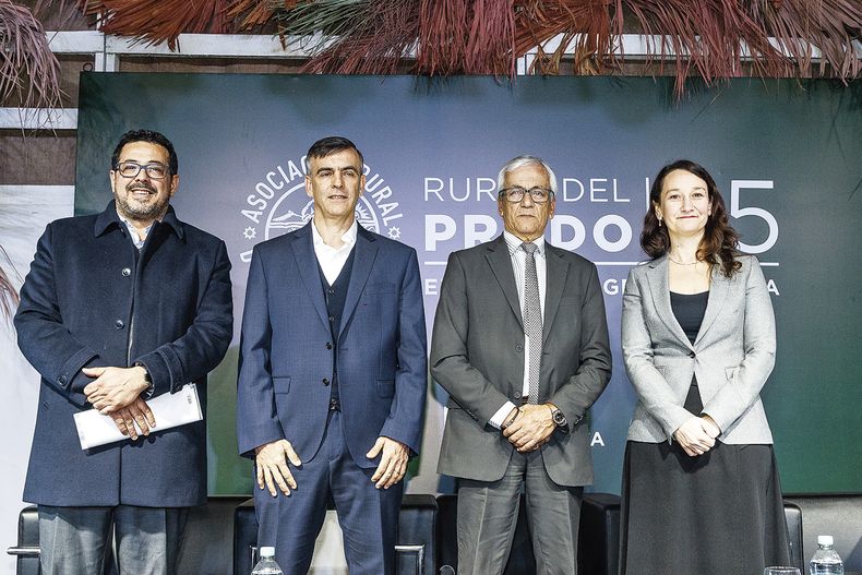 Secretario de Presidencia Álvaro Sánchez, presidente de la Confederación de Cámaras Empresariales Leonardo Loureiro, ministro de Trabajo Juan Castillo y subsecretaria de Relaciones Exteriores Valeria Csukasi.