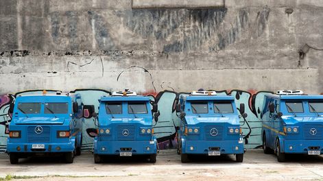 Camiones blindados del Banco de la República. Foto: Ricardo Antúnez / adhocFOTOS