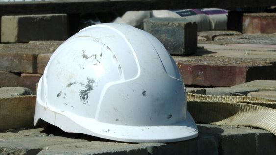 Casco en una obra en construcción. Casco en una obra en construcción.