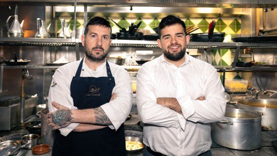 Alex Rodríguez Usón, chef de Los Caracoles, y Pablo Bofarull, integrante de la sexta generación de la familia propietaria del restaurante.