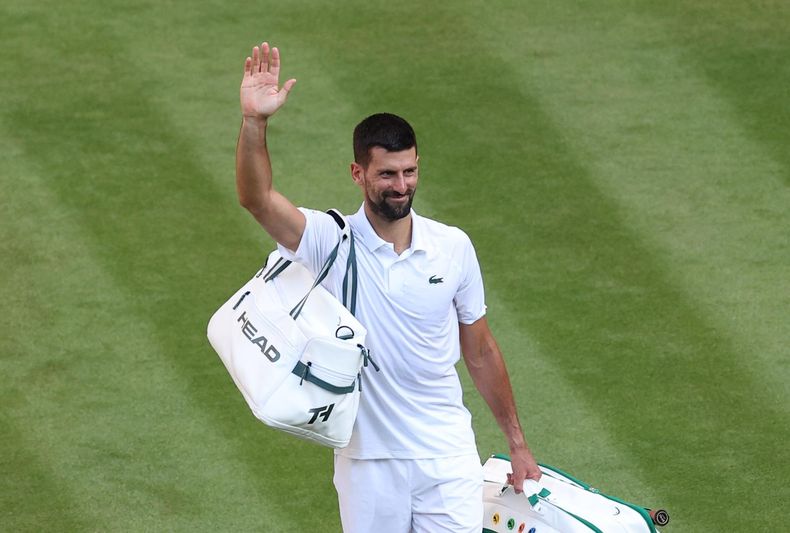 Novak Djokovic de Serbia saluda al salir de la cancha tras perder el partido de semifinales individuales masculino contra Jannik Sinner de Italia en el Campeonato de Wimbledon