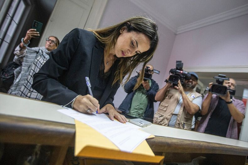 Carolina Ache formaliza su precandicatura a la Presidencia en la sede del Partido Colorado en Montevideo. Foto: Mauricio Zina / adhocFOTOS