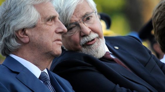 imagen de Bonomi mantiene apoyo de Vázquez, mientras Larrañaga alcanza las firmas para el plebiscito imagen de Bonomi mantiene apoyo de Vázquez, mientras Larrañaga alcanza las firmas para el plebiscito