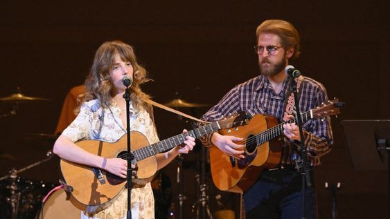 Maya Hawke y Christian Lee Houston comparten su pasión por la música. En una de sus pocas apariciones públicas, se presentaron juntos en el escenario durante un concierto benéfico en el Carnegie Hall de Nueva York. Maya Hawke y Christian Lee Houston comparten su pasión por la música. En una de sus pocas apariciones públicas, se presentaron juntos en el escenario durante un concierto benéfico en el Carnegie Hall de Nueva York.