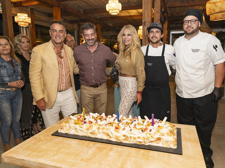El cumpleañero recibió los saludos de Gabriel Guerra, Graciela Alfano y los chefs del hotel Santiago Manella y Juan Carrasco.