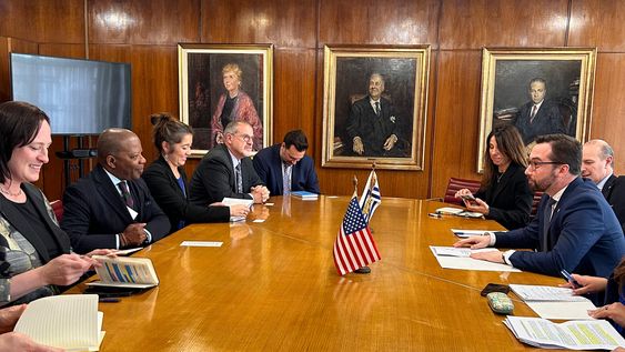 Nicolás Albertoni y Todd D. Robinson, ambos al centro, durante su encuentro en Montevideo para hablar de drogas sintéticas como el fentanilo Nicolás Albertoni y Todd D. Robinson, ambos al centro, durante su encuentro en Montevideo para hablar de drogas sintéticas como el fentanilo