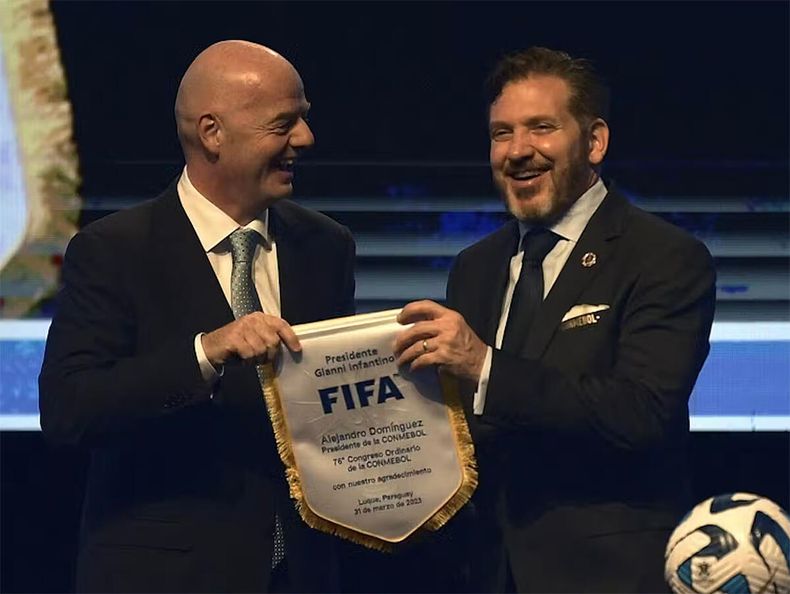 Gianni Infantino, presidente de la FIFA, junto a Alejandro Domínguez, presidente de la Conmebol