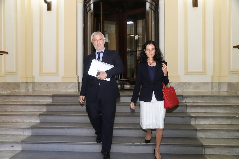 El subsecretario y la ministra saliendo de la sede de Economía y Finanzas