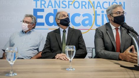 Julián Mazzoni, Juan Gabito Zóboli y Robert Silva durante un acto en la sede de ANEP en Montevideo. Foto: Javier Calvelo / adhocFOTOS