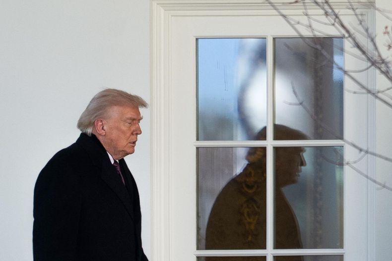 Donald Trump entra al Despacho Oval tras llegar a la Casa Blanca en helicóptero Marine One en Washington, D.C., EE. UU., el 18 de marzo de 2026.