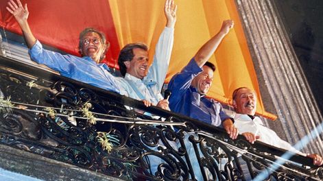 Mariano Arana, Tabaré Vázquez, Rodolfo Nin Novoa y Líber Seregni en el balcón de la Casa de América. Foto: Archivo Búsqueda