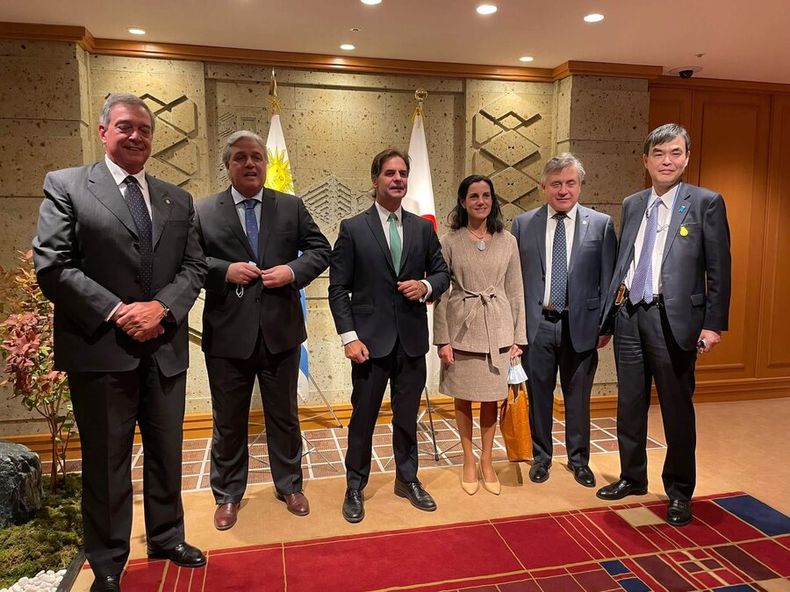 El embajador japonés, Hideki Asari, junto al presidente Luis Lacalle Pou y los ministros Azucena Arbeleche, Fernando Mattos, Omar Paganini y Francisco Bustillo