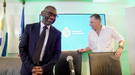 Edgardo Ortuño y Yamandú Orsi durante la ceremonia de asunción de autoridades del Ministerio de Ambiente en su sede en Montevideo.