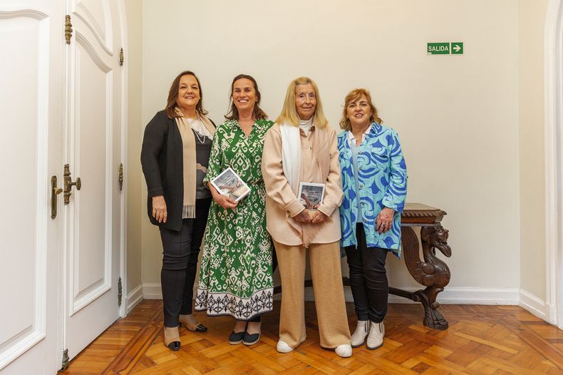 De Biblioteca Nuestros Hijos: Pilar Echavarren, Stella Pérez del Castillo, Rosario Maspons y vicepresidenta María Beatriz Echavarren
