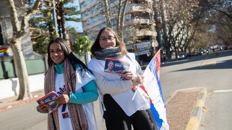 Militantes del Frente Amplio reparten listas durante la campaña hacia las elecciones internas de 2024