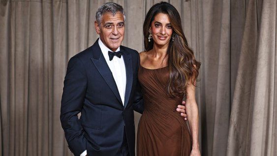 George y Amal Clooney fueron anfitriones de la cuarta edición de los Albie Awards, celebrada por primera vez en el Museo de Historia Natural de Londres. George y Amal Clooney fueron anfitriones de la cuarta edición de los Albie Awards, celebrada por primera vez en el Museo de Historia Natural de Londres.