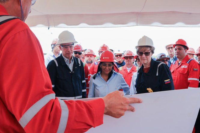 Delcy Rodríguez (c), junto al secretario de Energía de EE.UU., Chris Wright (i), y la encargada de negocios de los EE.UU. para Venezuela Laura Dogu (d) en una de las plantas que opera Chevron en el Orinoco (Venezuela).