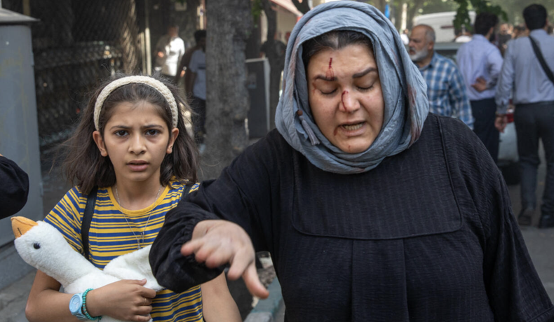 Una mujer iraní herida reacciona tras un supuesto ataque israelí en el bulevar Keshavarz, en el centro de Teherán