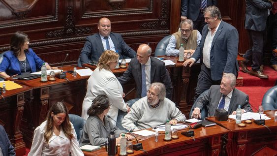 El senador Javier García saluda a la ministra de Defensa, Sandra Lazo, al inicio de la interpelación parlamentaria el miércoles 10 El senador Javier García saluda a la ministra de Defensa, Sandra Lazo, al inicio de la interpelación parlamentaria el miércoles 10