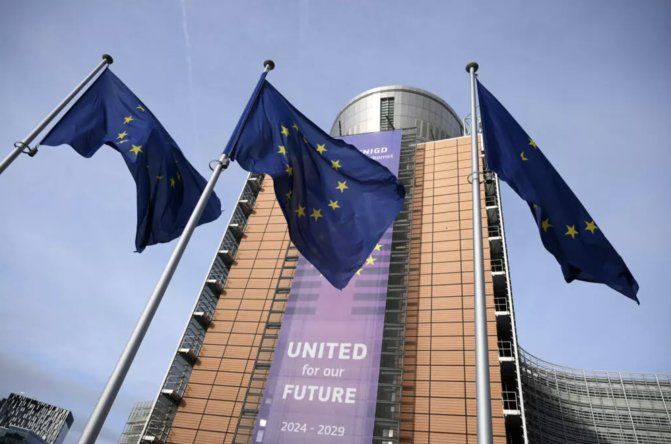 Banderas de la UE ondean delante de la sede de la Comisión Europea en Bruselas, Bélgica, el 2 de diciembre de 2025.