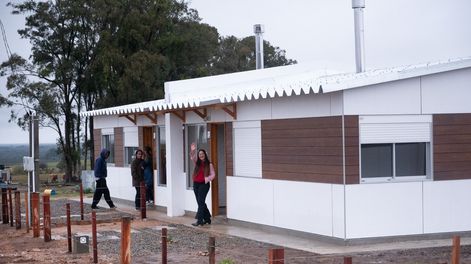 Mevir construyó o tiene en obra más de 240 viviendas en madera en el interior del país