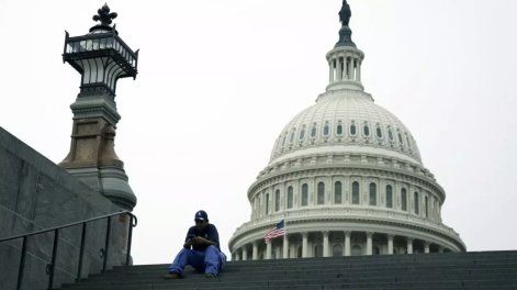 Un miembro del personal se sienta en las escaleras cerca del Capitolio en Washington, 30 de setiembre de 2025.&nbsp;