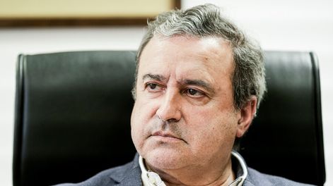 Búsqueda | Raúl Lozano en su despacho del Ministerio de Vivienda. Foto: Javier Calvelo, adhocFOTOS