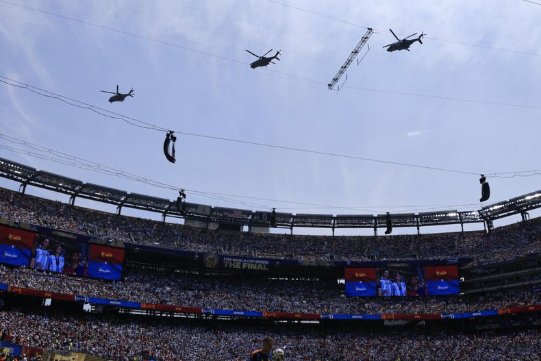 El helicóptero presidencial estadounidense Donald Trump, Marine One, fue fotografiado antes de su llegada a la final del Mundial de Fútbol de 2026 entre España y Argentina.