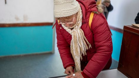 Votación durante las elecciones internas en la ciudad de Canelones