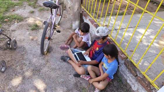 Escolares usan una variedad de redes sociales sin tener conciencia de los riesgos para su privacidad. Foto: Nicolás Der Agopián / Búsqueda
