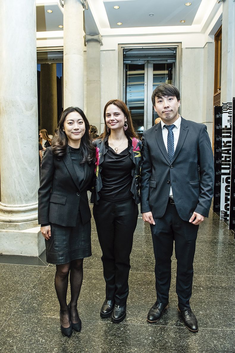 De la Embajada de Corea: Yeonsoo Suh, Daniela Cazes y Seungchan Park