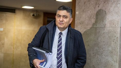 Isaac Alfie sale del Parlamento. Foto: Mauricio Zina / adhocFOTOS