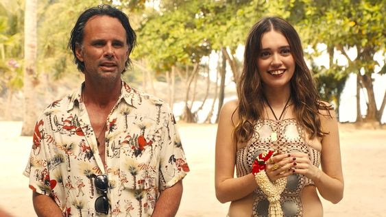 Walton Goggins y Aimee Lou Wood