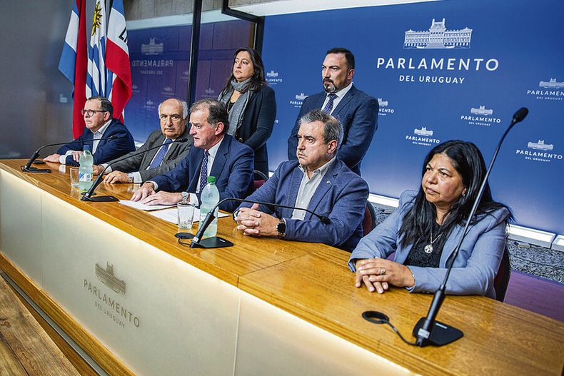 Guido Manini Rìos, Raùl Lozano y otros legisladores cabildantes, el dìa de la renuncia de la exministra Irene Moreira, en 2023. Foto: Mauricio Zina, adhocFOTOS