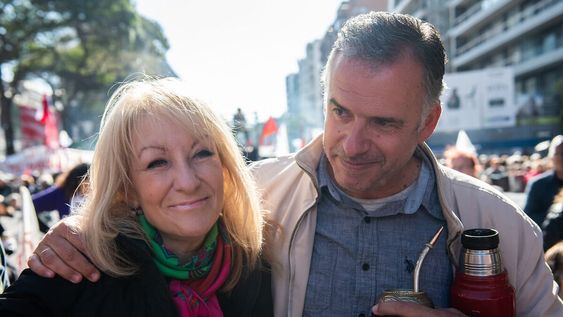 Yamandú Orsi y Carolina Cosse en el acto por el Día Internacional de los Trabajadores. Foto: Santiago Mazzarovich / adhocFOTOS Yamandú Orsi y Carolina Cosse en el acto por el Día Internacional de los Trabajadores. Foto: Santiago Mazzarovich / adhocFOTOS