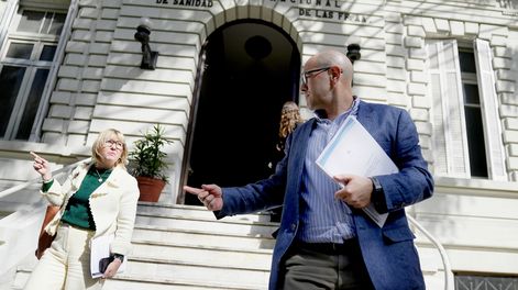 Ministra de Salud Pública, Cristina Lustemberg, y presidente de ASSE, Álvaro Danza, saliendo del Hospital Militar.
