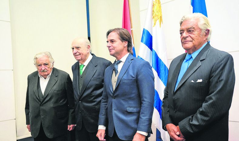 Los expresidentes Mujica, Sanguinetti y Lacalle Herrera con el actual primer mandatario. Foto: Daniel Rodriguez / adhocFOTOS