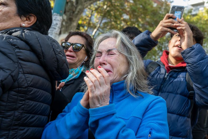 Cortejo fúnebre de José Mujica y público por la Av. 18 de julio